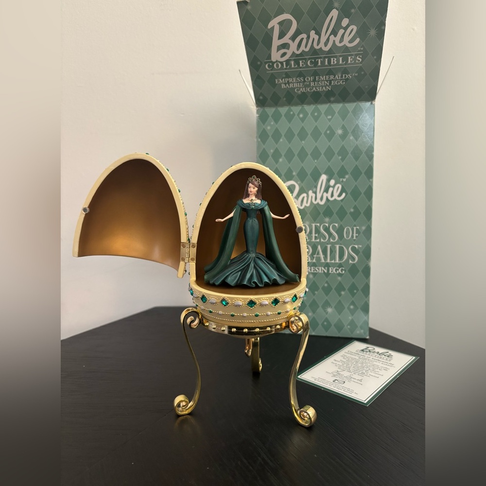 Barbie - Empress of Emeralds - Resin Egg w/ Music - Avon  F743771